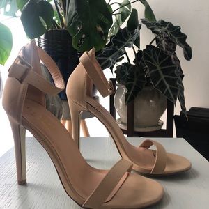 Simple classic nude heels in size 6 (never worn)